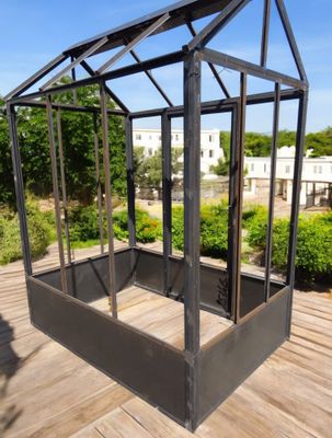 mini serre sur mesure pour une terrasse a Paris. mini serre sur mesure pour une terrasse a Paris.
