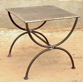 table basse ,petite,élégante,sobre,en fer plein et tôle table basse ,petite,élégante,sobre,en fer plein et tôle