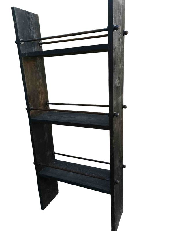 étagère industrielle en planches  et  renforts en fer