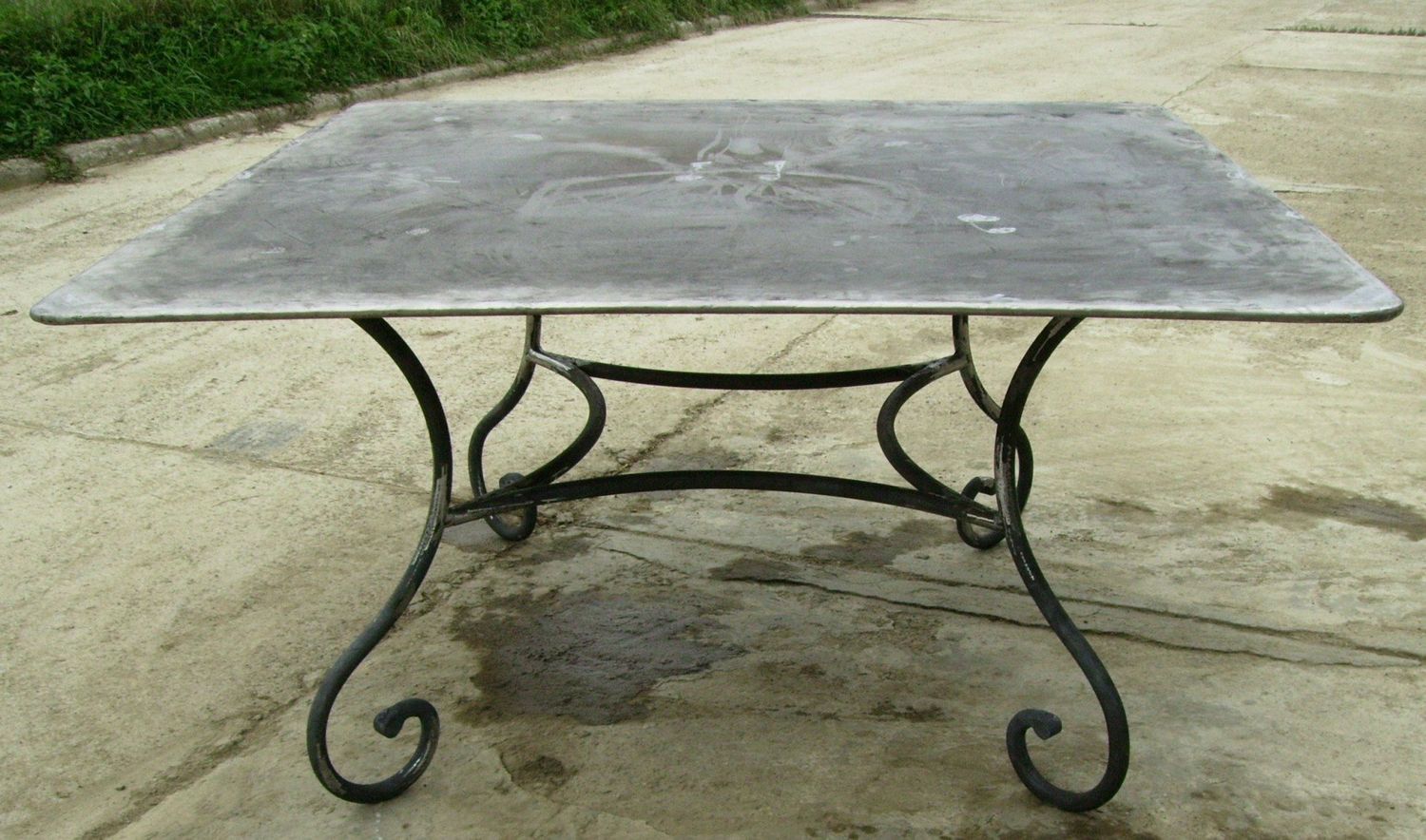 table carrée en fer rond de 20 mm;plateau tôle zinguée table carrée en fer rond de 20 mm;plateau tôle zinguée