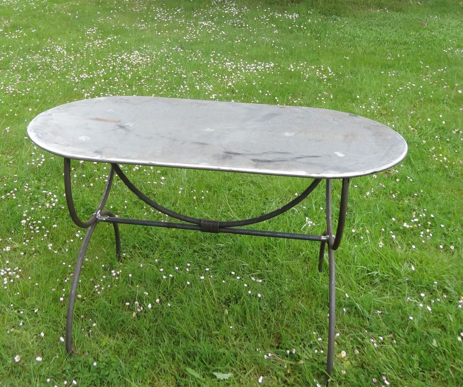 table de jardin ovale ,plateau en tôle et perds fer plein de 20 mm table de jardin ovale ,plateau en tôle et perds fer plein de 20 mm