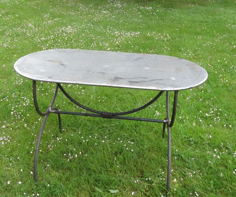table de jardin ovale ,plateau en tôle et perds fer plein de 20 mm table de jardin ovale ,plateau en tôle et perds fer plein de 20 mm