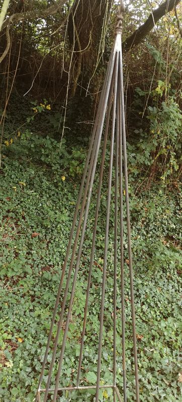 topiaire a fixer sur la pelouse ,idéale pour plantes grimpantes