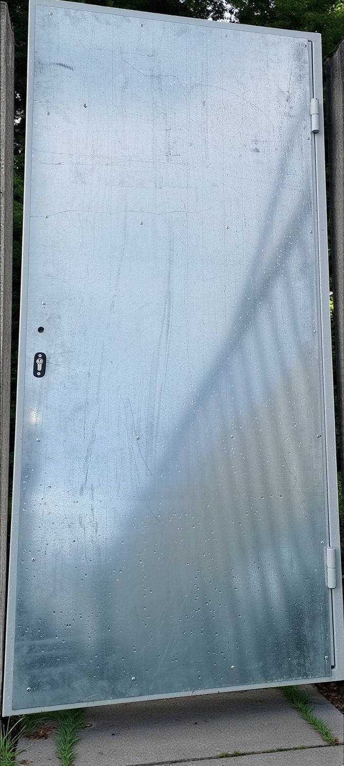 porte de sécurité en tôle épaisse et renfort s