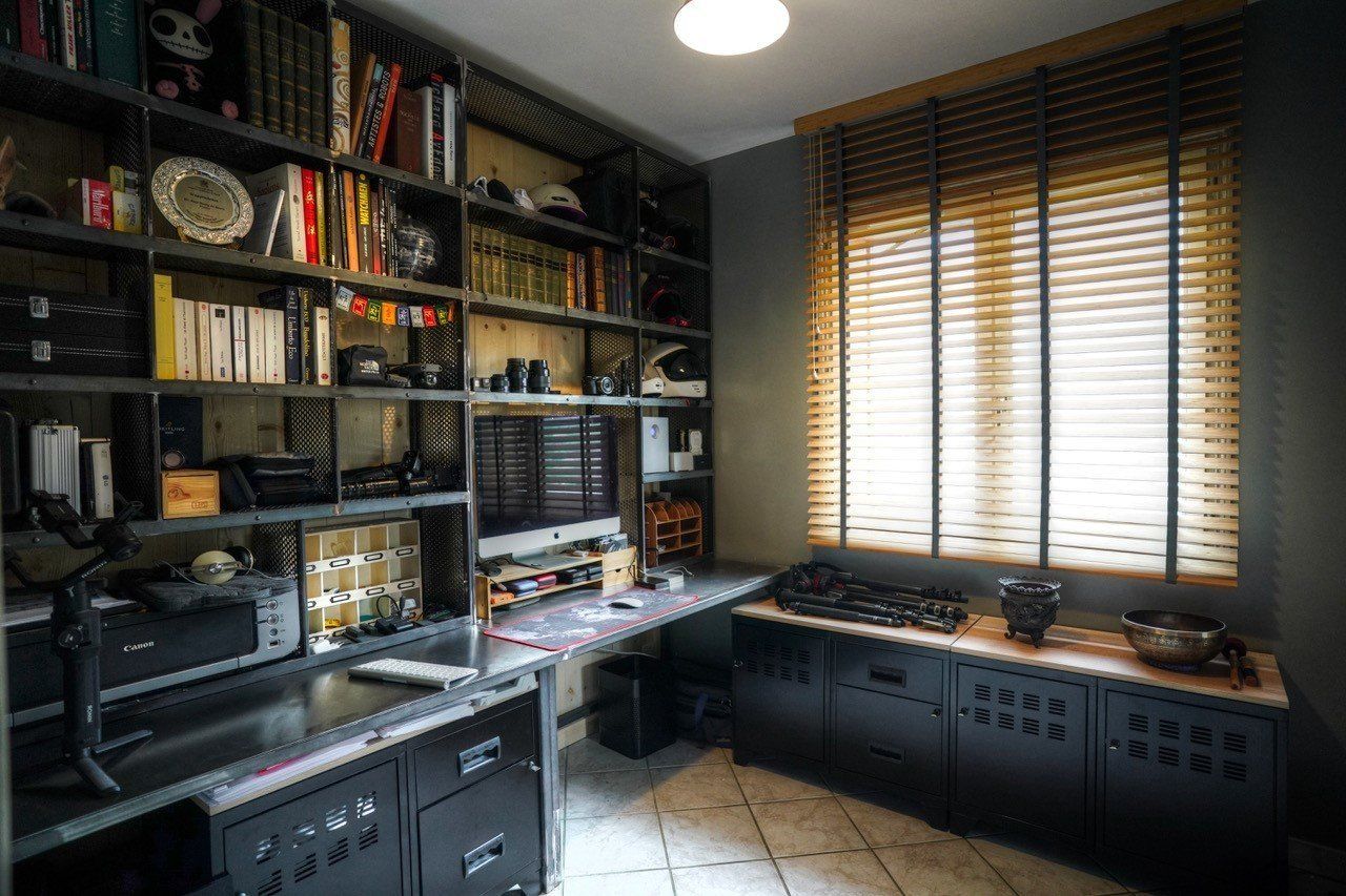 Bureau tri postal en fer et tôle perforée