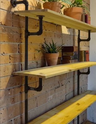 étagères réalisées avec du matériel de plomberie