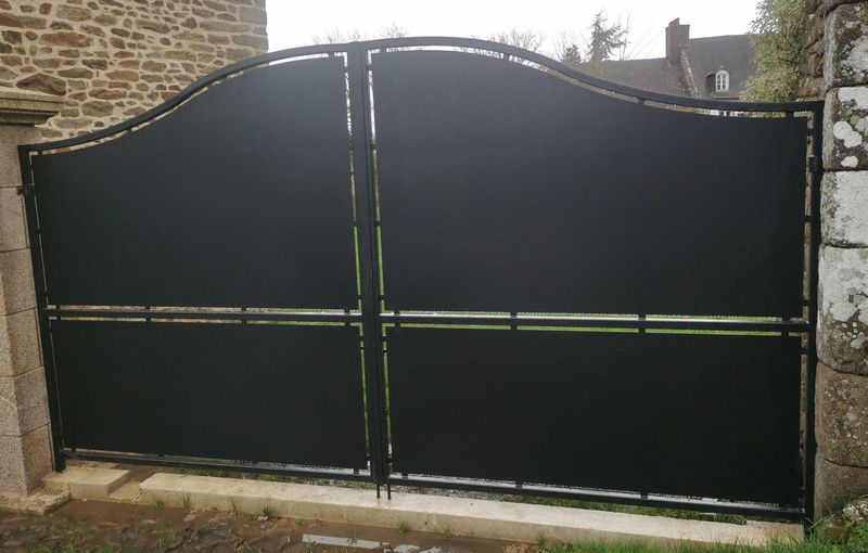 portail en tôle chapeau de gendarme