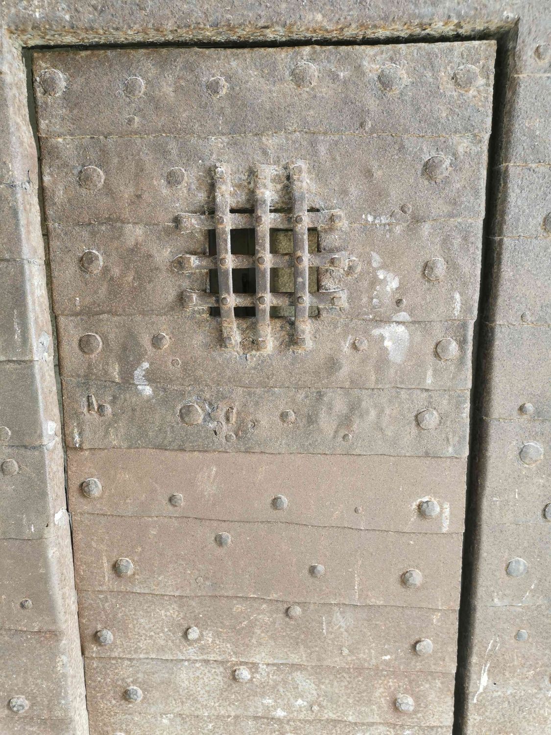 décoration médiévale sur un mur ,un panneau ..en fer plat