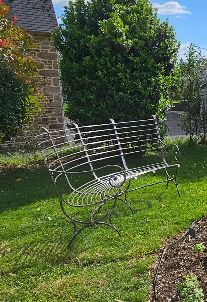 Banc de jardin cintré ,très confortable Banc de jardin cintré ,très confortable
