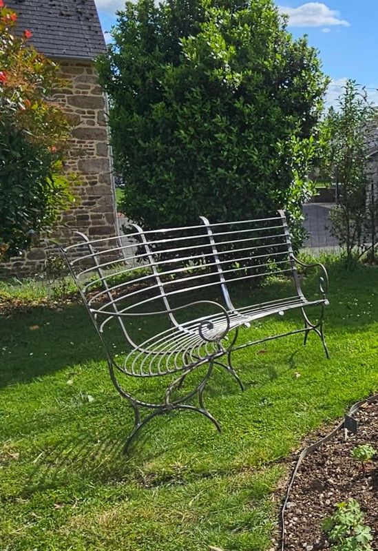 Banc de jardin cintré ,très confortable Banc de jardin cintré ,très confortable