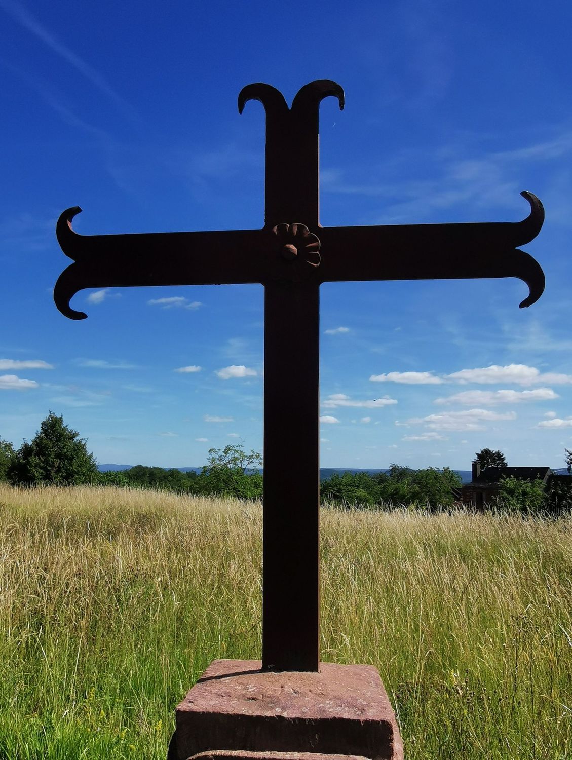 croix en fer plat de 120 cm de haut par 60 cm de large.