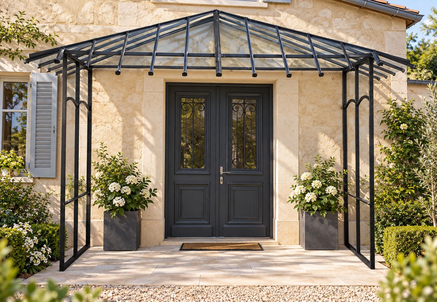 SAS d'entrée d'une maison ayant une grande porte SAS d'entrée d'une maison ayant une grande porte