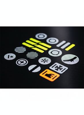 Naklejki odblaskowe na zamówienie – z nadrukiem lub wycinane z folii