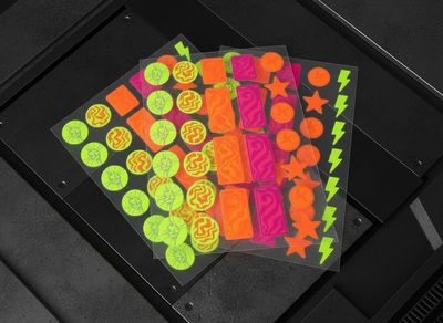 Naklejki fluorescencyjne na zamówienie – intensywne kolory i maksymalna widoczność