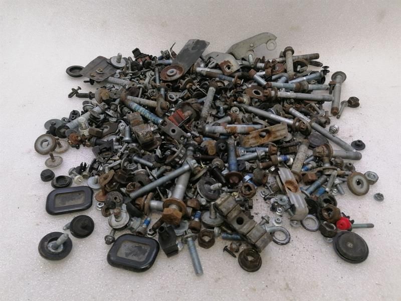 Mercedes CL600 W216 SCREENS Bolts From One Car