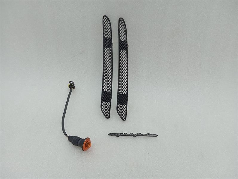 Ferrari 550 Maranello F133 Left Wing 64657100 Grills 64656900 Front Fender LH