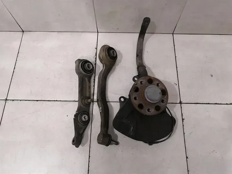 Mercedes CLS W219 Right Front Hub A2113306720 Wheel Bearing Housing Front Right