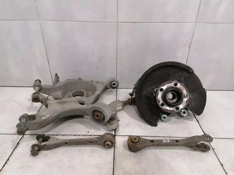 Ford Mustang MK6 S550 Right Rear Hub FR3Z-5500-E Wheel Bearing Housing Rear Right