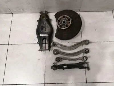 Mercedes C Class W204 AMG RLH Hub A2043503108 Wheel Bearing Housing Rear Left