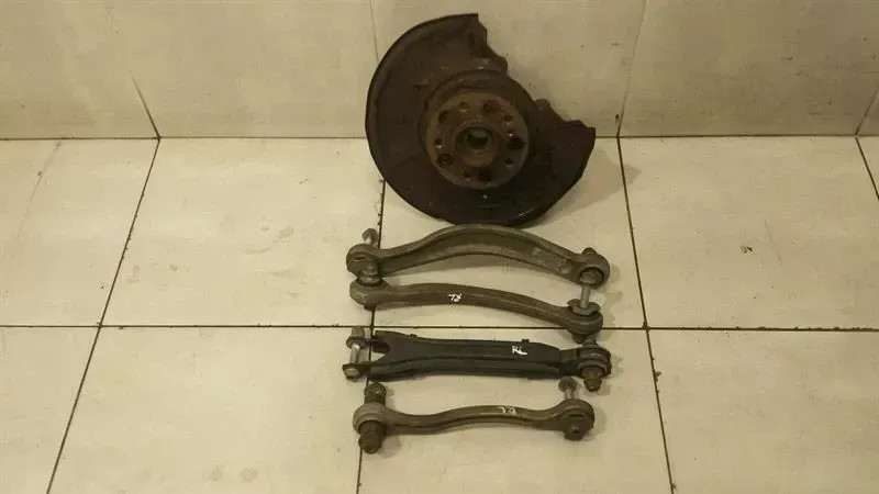 Mercedes C63 W204 Left Rear Hub A2043503108 Wheel Bearing Housing Rear Left