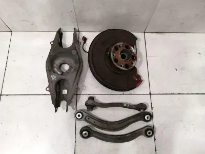 Mercedes C Class W204 C63 AMG RRH Hub A2043503208 Wheel Bearing Housing Rear Right