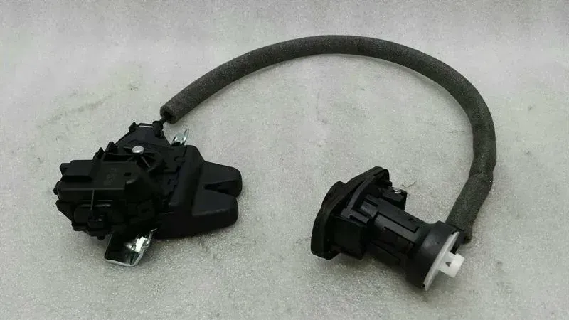 Mercedes C63 AMG W204 Boot Lock A2047500185 Tailgate Lock