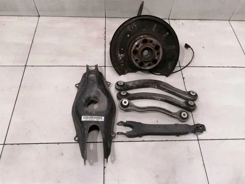 Mercedes C63 W204 Left Rear Hub Set A2043501341 Wheel Bearing Housing Rear Left