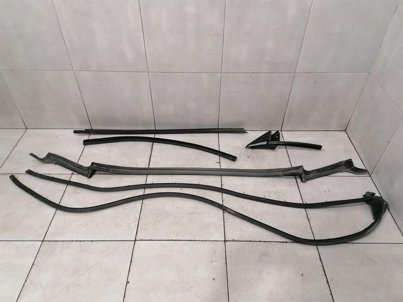 Chevrolet Corvette C8 RH Door Seal 84688859 Door Seals RIGHT RIGHT
