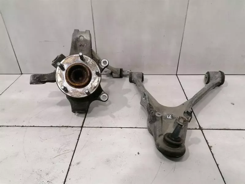 Chevrolet Corvette C6 Left Front Hub 88965637 Wheel Bearing Case Front Left