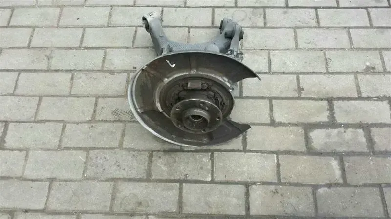 BMW 5 Series E60 M5 Left Rear Hub 33322282959 wheel bearing housing rear left