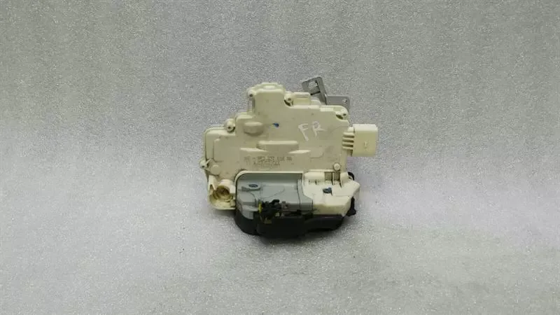 Audi RS4 8E B7 A4 RHD front right door lock 8E2837016AA right handlebar