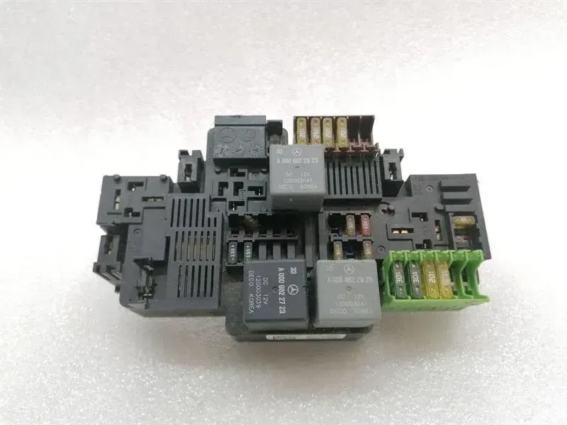 MERCEDES C CLASS W205 FUSE BOX A2139065706 FUSE BOX RELAY