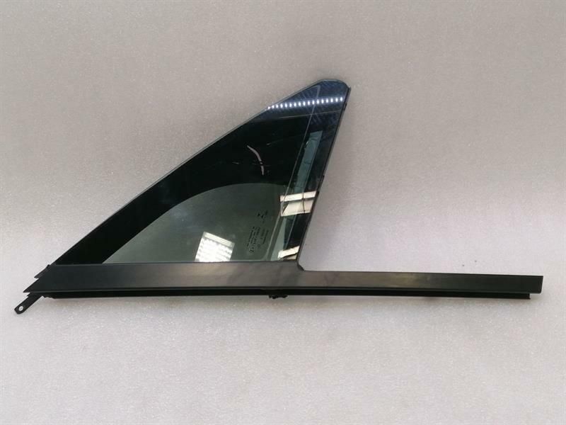 Porsche Macan 95B Right Front 1/4 Glass 95B845114 Door Panel 1/4 Front Right