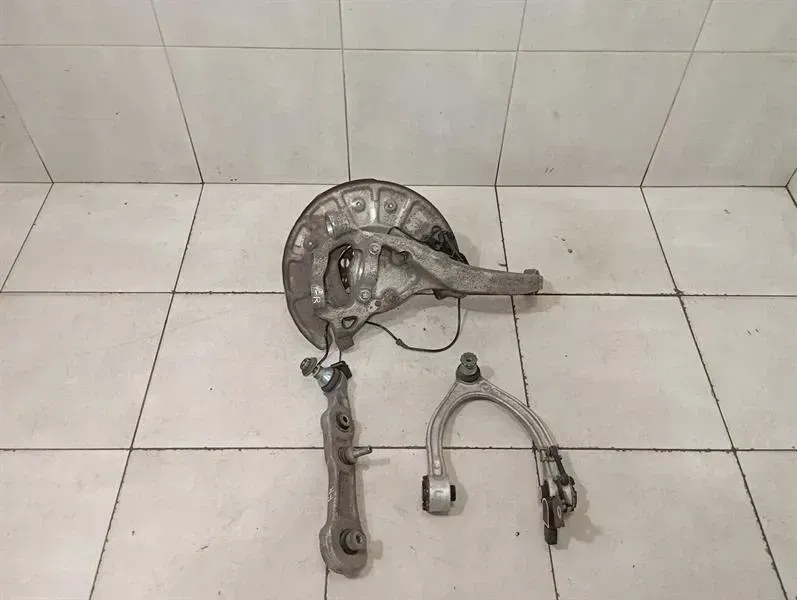 Mercedes C Class W205 Right Front Hub A2053300004 Wheel Bearing Housing Front Right