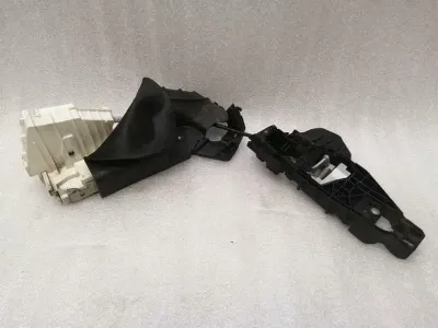 Mercedes R Class W251 front left door lock A2517200735 door lock front Li RHD