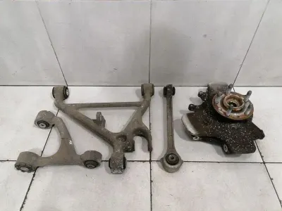 Aston Martin Vantage V8 Right Rear Hub 8D33-5A970-AB Wheel Bearing Housing Rear Re