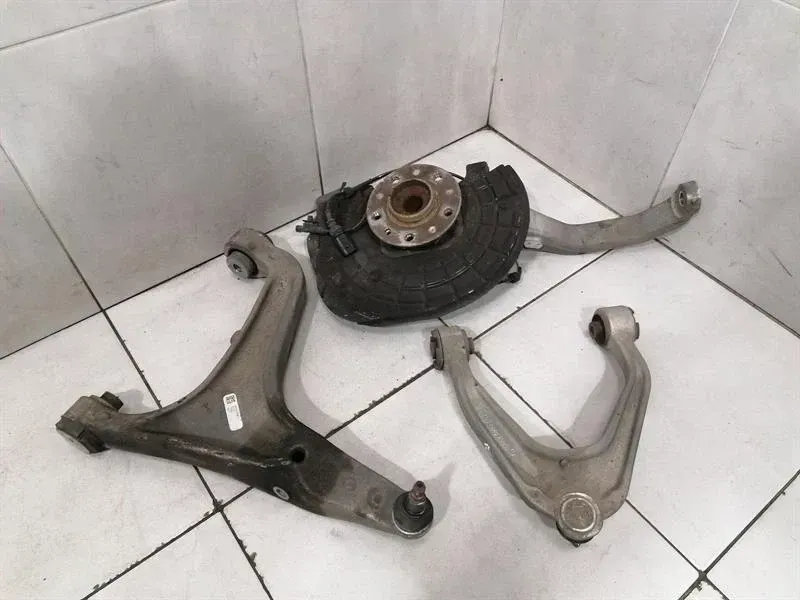 MASERATI QUATTROPORTE VI M156 Left Front Hub 670039063 Radlagergehäus