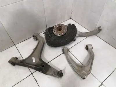 MASERATI QUATTROPORTE VI M156 Left Front Hub 670039063 Radlagergehäus