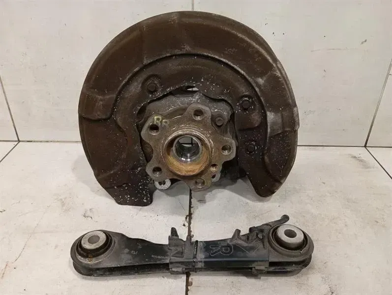 BMW 7 Series G11 Right Rear Hub 6865662 Wheel Bearing Housing Rear Right