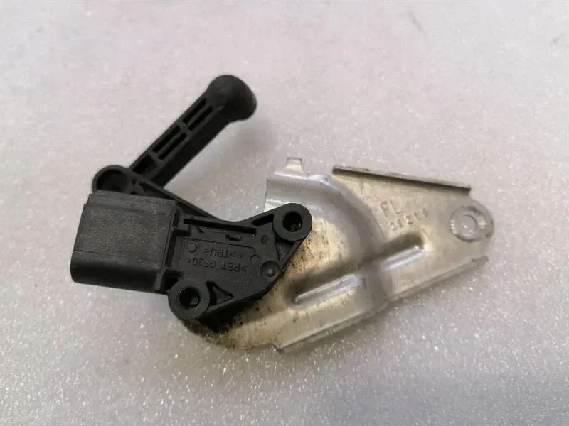 Tesla Model 3 Standard Range FLH Level Sensor 1044941-00-B Front L Level Sensor