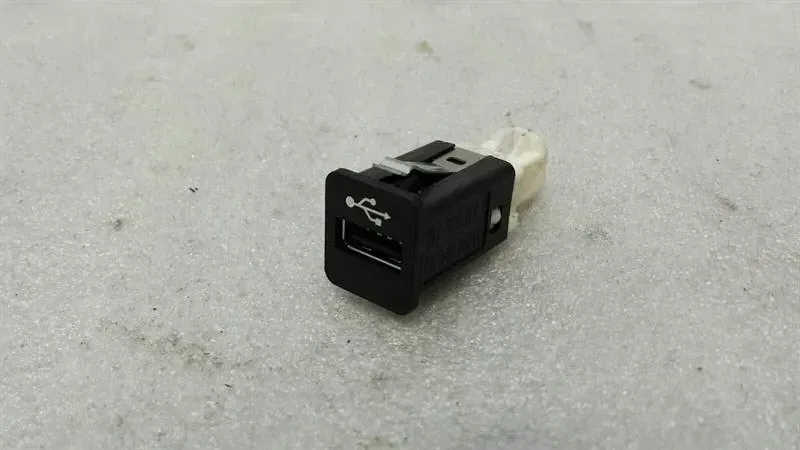 BMW 5 Series F10 528i USB Input 9237656 Audio Control Unit