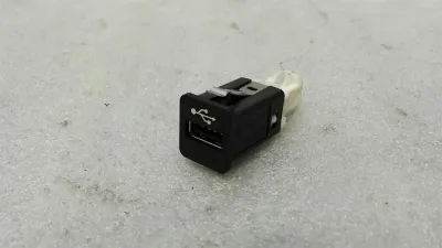 BMW 5 Series F10 528i USB Input 9237656 Audio Control Unit