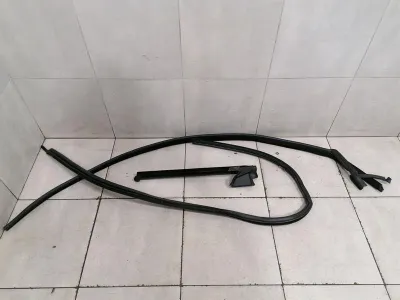 ROLLS ROYCE WRAITH RR5 COUPE Right Door Seal 51727376404 Right Door Seals -