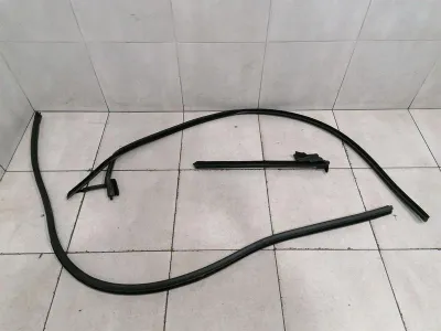 Rolls Royce Wraith RR5 COUPE Left Door Seal 51727376403 Left Door Seals -