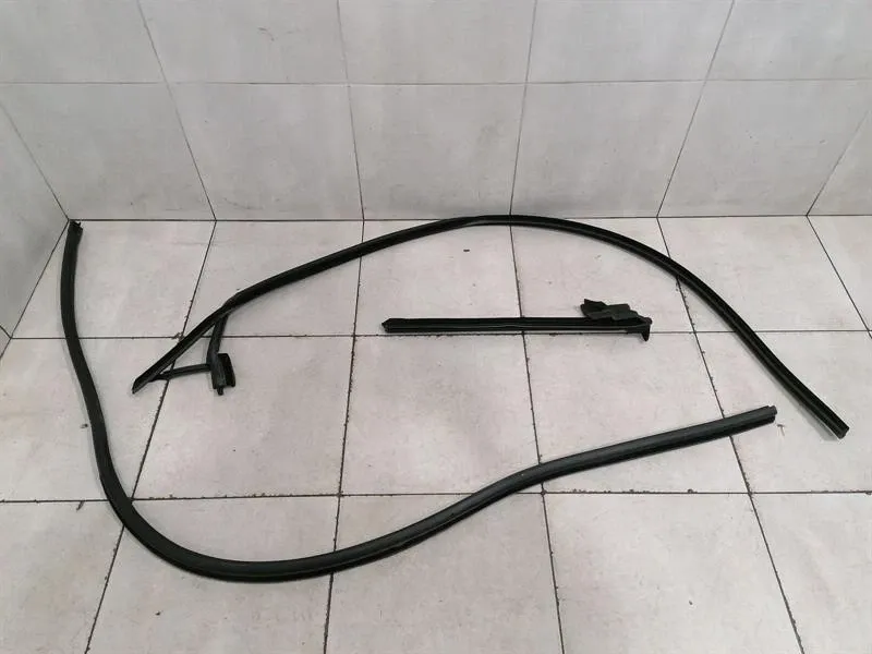 Rolls Royce Wraith RR5 COUPE Left Door Seal 51727376403 Left Door Seals -