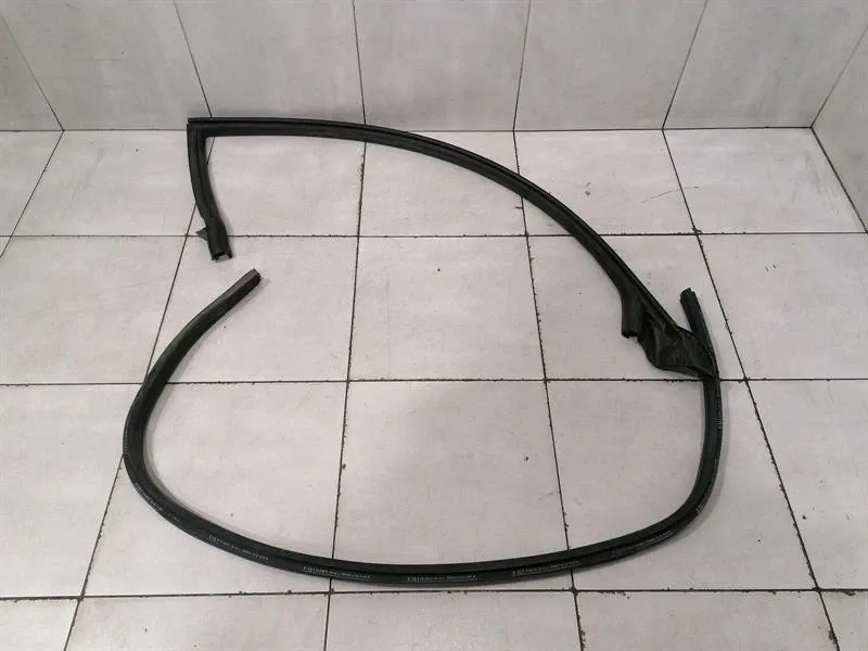 Ferrari GTC4 Lusso F151M Right Door Seal 86872100 Right Door Seals -