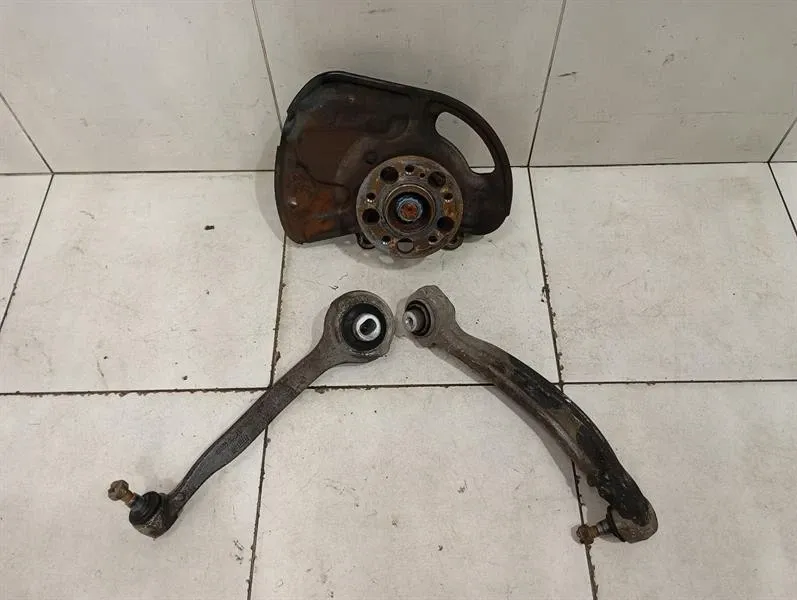 Mercedes C63 AMG W204 Left Front Hub A2043324101 M156 Wheel Bearing Housing Front Li-