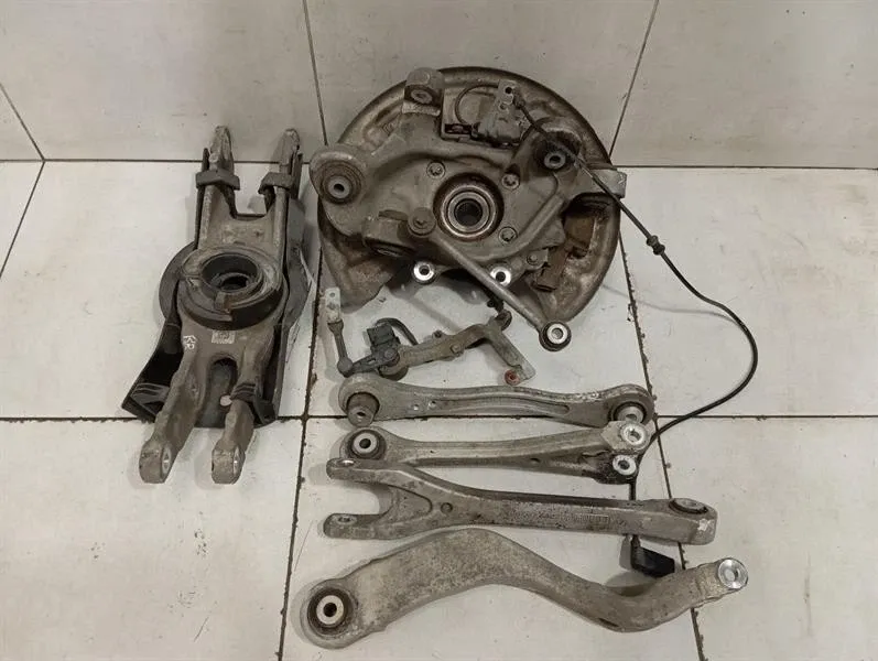 Mercedes W205 Coupe C63 AMG Right Rear Hub A2053501614 Wheel Bearing Housing Rear Re-