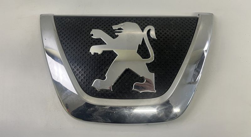 7415A10401 Badge emblem front PEUGEOT 4007 (GP) (2007-2012)