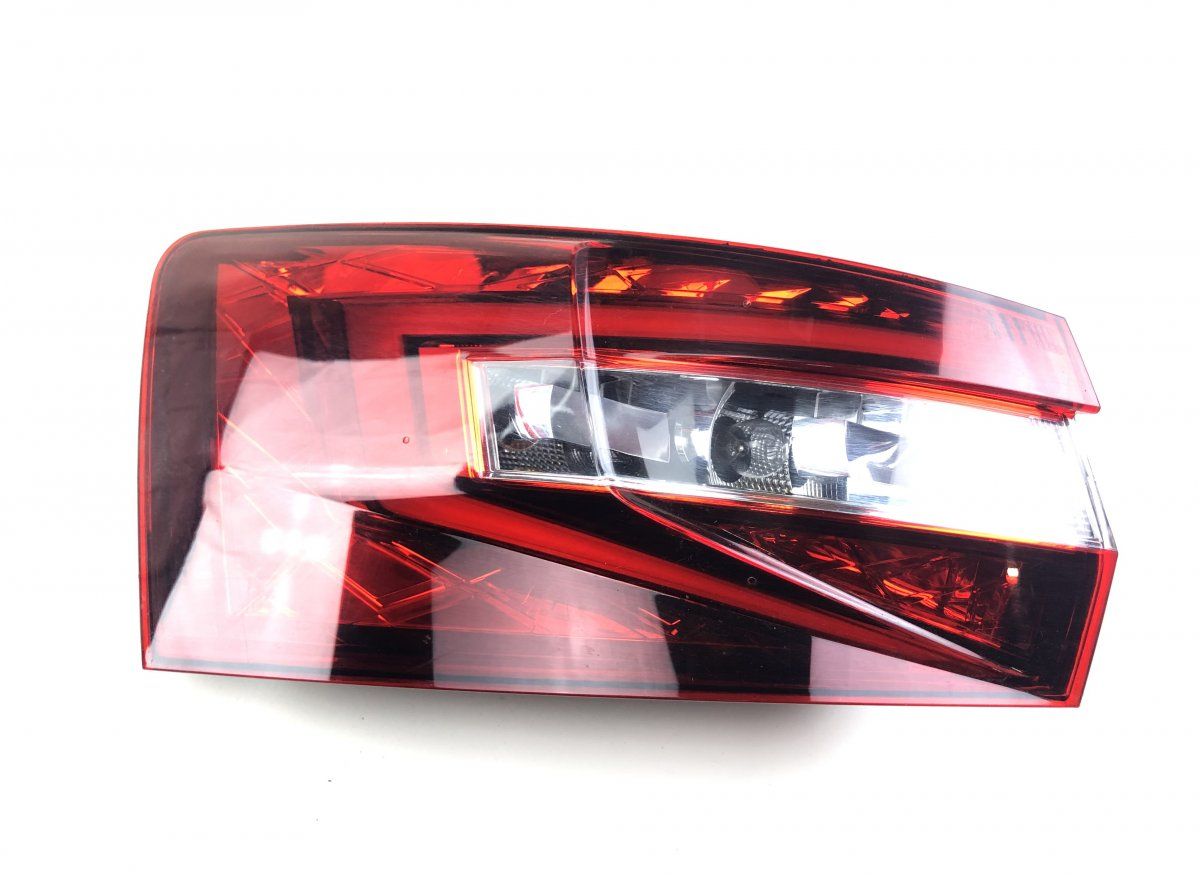 3V9945207 Tail light left SKODA SUPERB III (3V3, 3V5) (2015-2024)